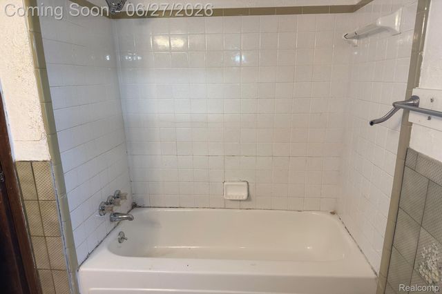 16650 Walcliff Drive, Clinton Charter Township, MI 48035