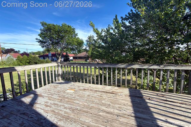 16650 Walcliff Drive, Clinton Charter Township, MI 48035