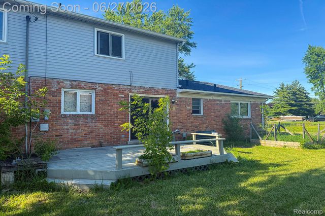 16650 Walcliff Drive, Clinton Charter Township, MI 48035