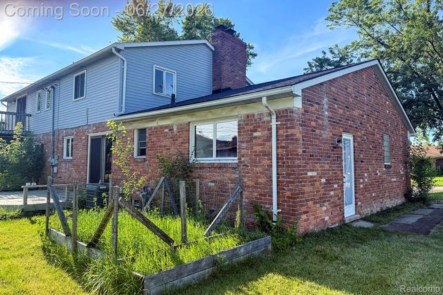 16650 Walcliff Drive, Clinton Charter Township, MI 48035