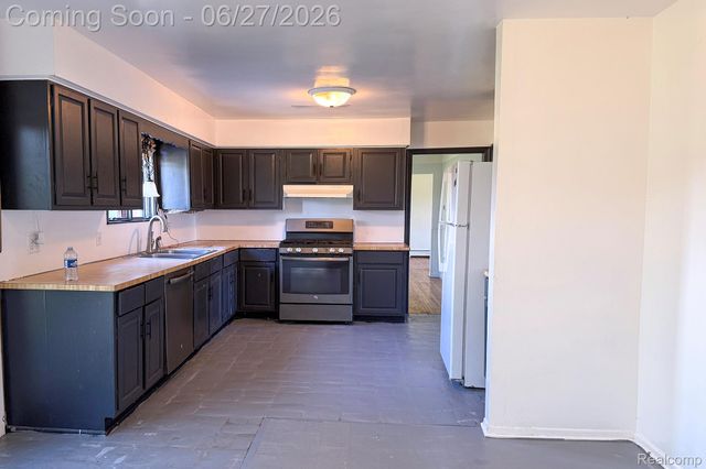 16650 Walcliff Drive, Clinton Charter Township, MI 48035