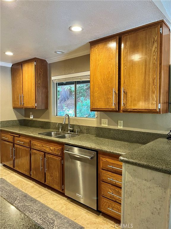 Image 5 of property listing at 109 Rockledge Lane, Lake Arrowhead, CA 92352