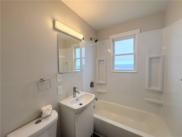 360 Hemlock Dr, Coraopolis, PA 15108