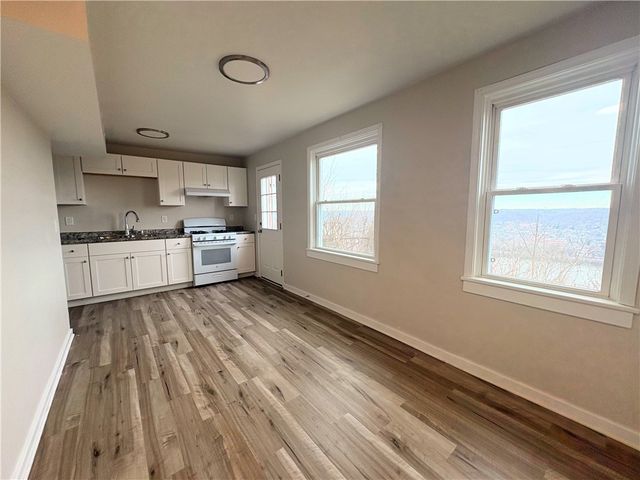 360 Hemlock Dr, Coraopolis, PA 15108