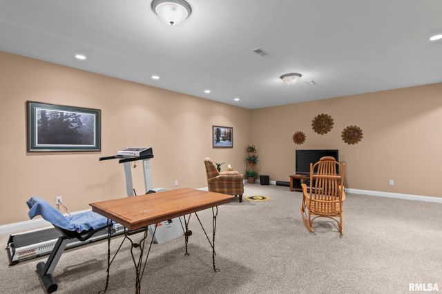 2216 Charlack Avenue, Springfield, IL 62704