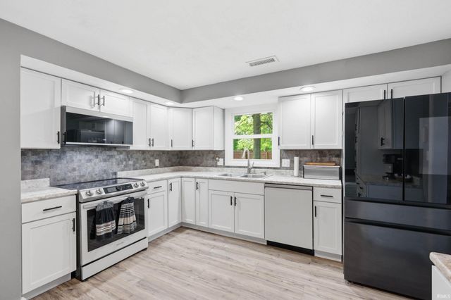 302 Hickory Grove Road, Hartford City, IN 47348