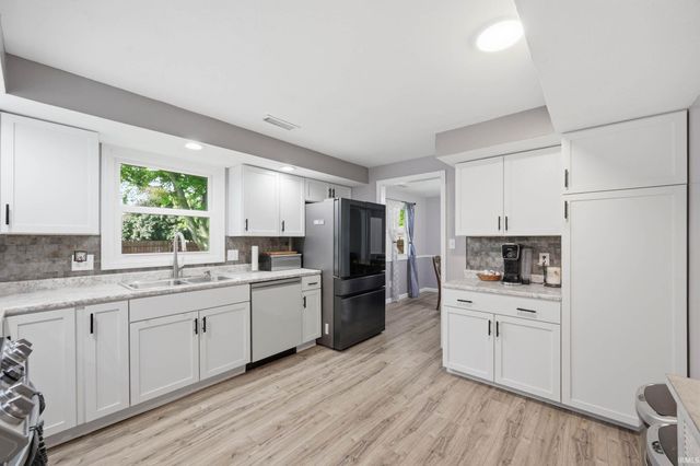 302 Hickory Grove Road, Hartford City, IN 47348