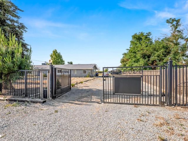 6110 W Nebraska Avenue, Caruthers, CA 93609