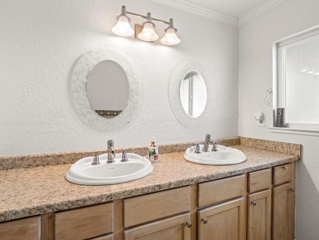 6110 W Nebraska Avenue, Caruthers, CA 93609
