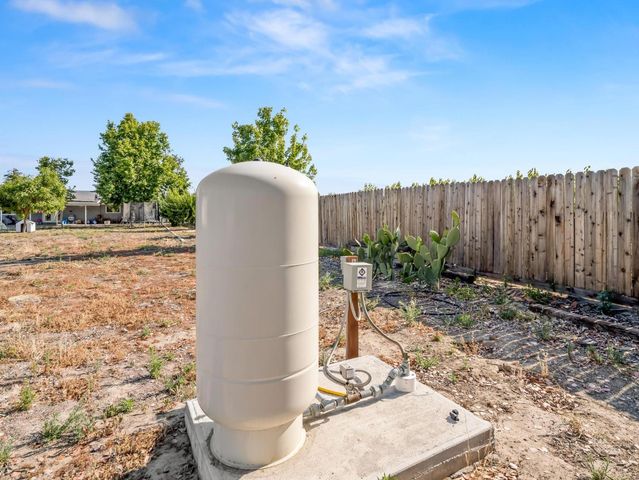 6110 W Nebraska Avenue, Caruthers, CA 93609
