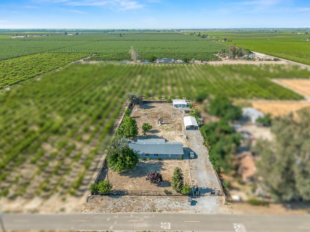 6110 W Nebraska Avenue, Caruthers, CA 93609