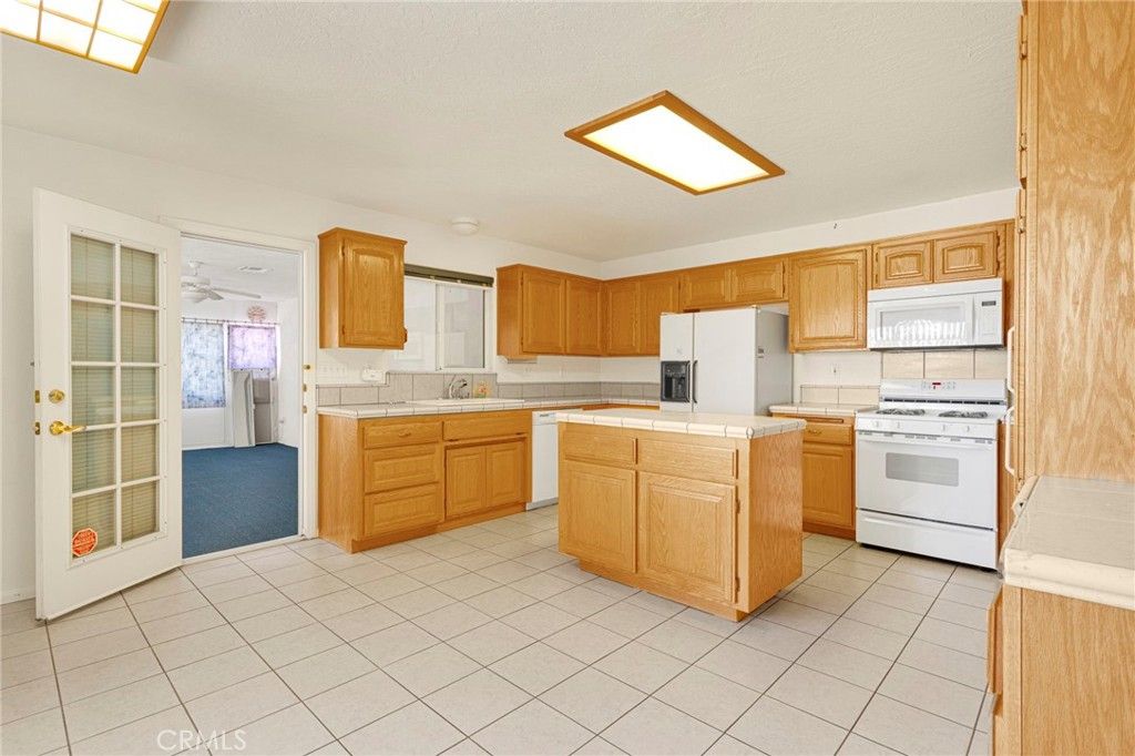 Image 10 of property listing at 11281 4th, Hesperia, CA 92345