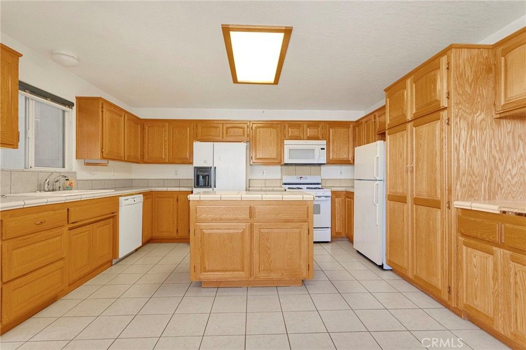 Image 11 of property listing at 11281 4th, Hesperia, CA 92345