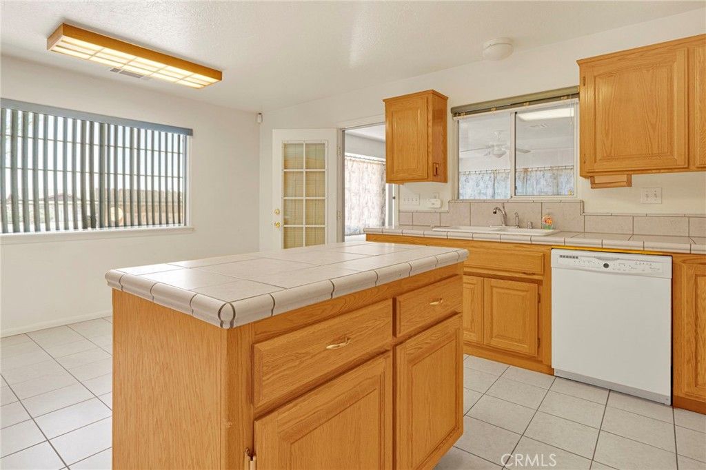 Image 13 of property listing at 11281 4th, Hesperia, CA 92345