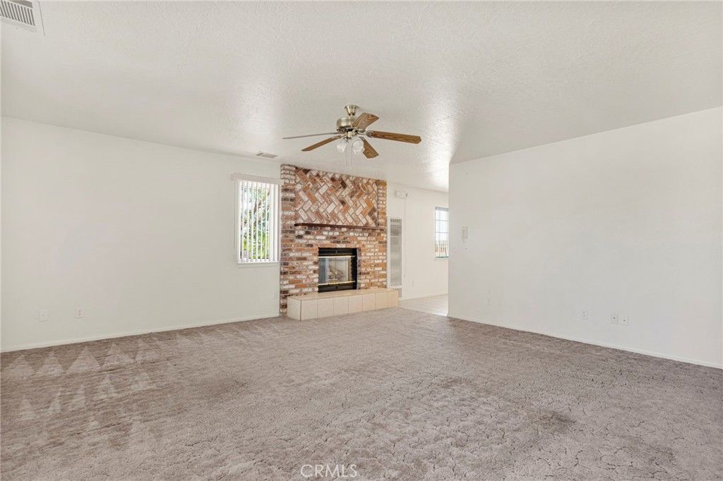 Image 7 of property listing at 11281 4th, Hesperia, CA 92345