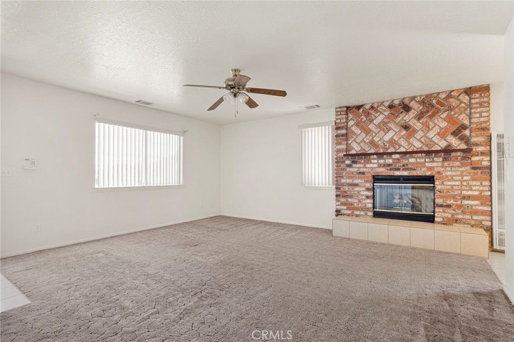 Image 8 of property listing at 11281 4th, Hesperia, CA 92345
