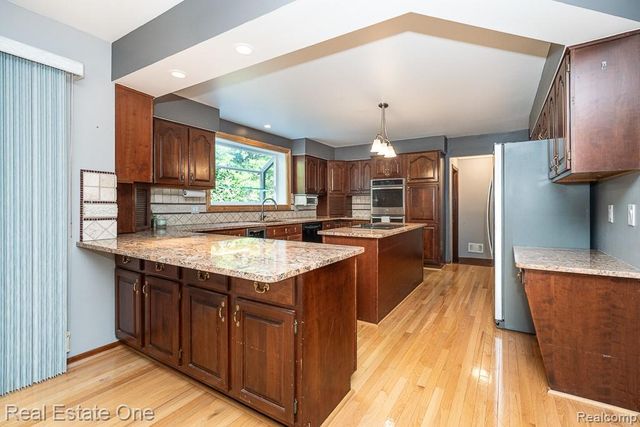 5129 Highmount Drive, Troy, MI 48098