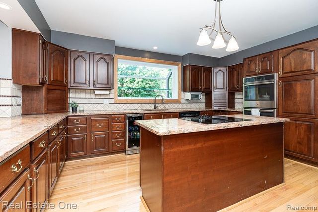 5129 Highmount Drive, Troy, MI 48098