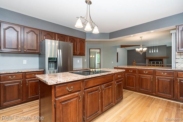 5129 Highmount Drive, Troy, MI 48098