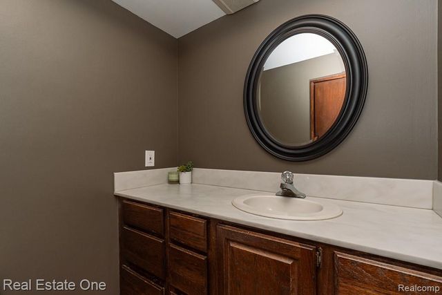 5129 Highmount Drive, Troy, MI 48098