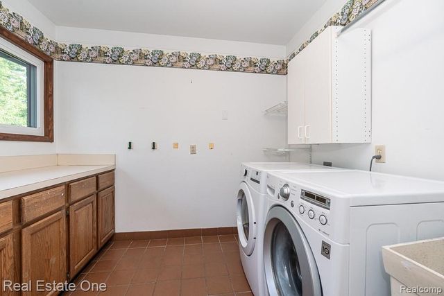 5129 Highmount Drive, Troy, MI 48098
