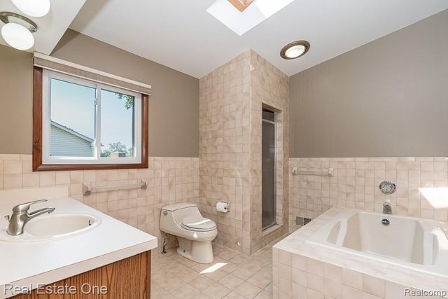 5129 Highmount Drive, Troy, MI 48098