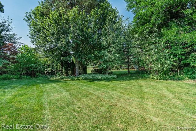 5129 Highmount Drive, Troy, MI 48098