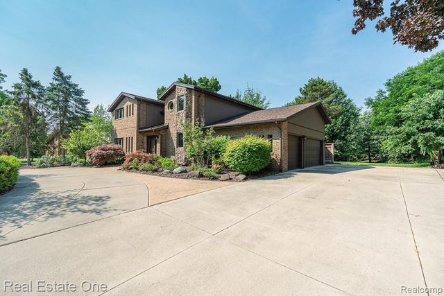 5129 Highmount Drive, Troy, MI 48098