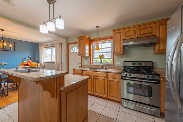 8142 W Lyons Street, Niles, IL 60714