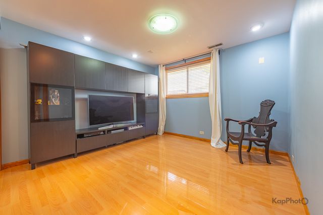 8142 W Lyons Street, Niles, IL 60714