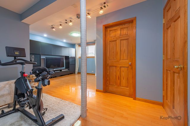 8142 W Lyons Street, Niles, IL 60714