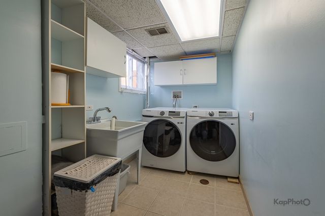 8142 W Lyons Street, Niles, IL 60714