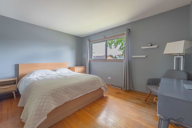 8142 W Lyons Street, Niles, IL 60714