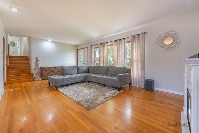 8142 W Lyons Street, Niles, IL 60714