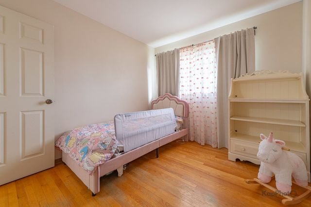 8142 W Lyons Street, Niles, IL 60714