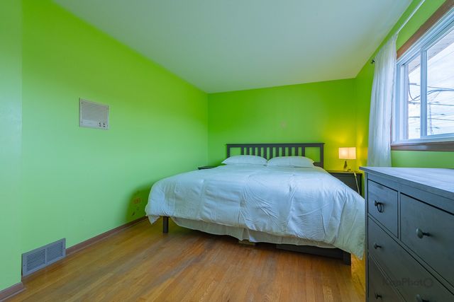 8142 W Lyons Street, Niles, IL 60714