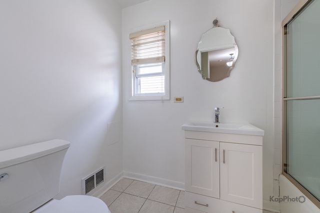 8142 W Lyons Street, Niles, IL 60714