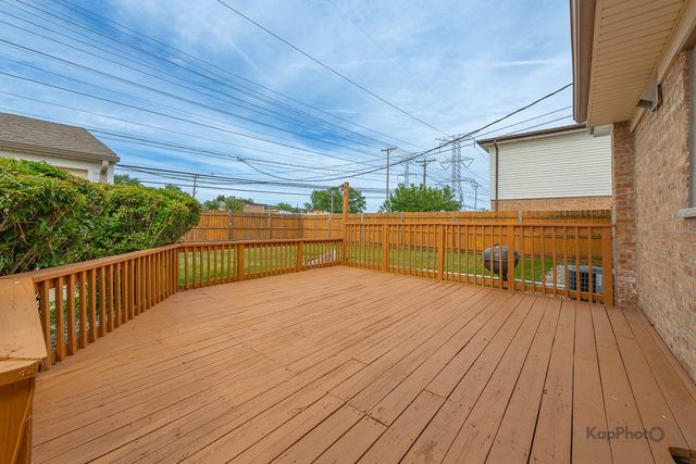8142 W Lyons Street, Niles, IL 60714