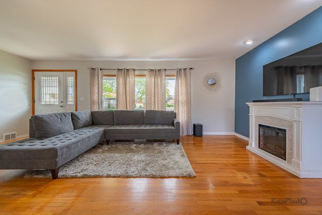 8142 W Lyons Street, Niles, IL 60714