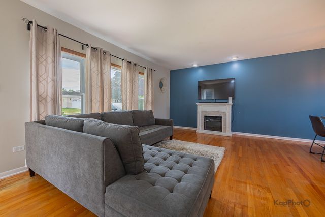 8142 W Lyons Street, Niles, IL 60714