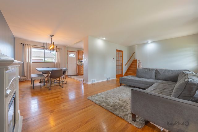 8142 W Lyons Street, Niles, IL 60714