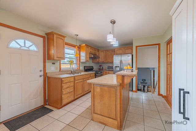 8142 W Lyons Street, Niles, IL 60714