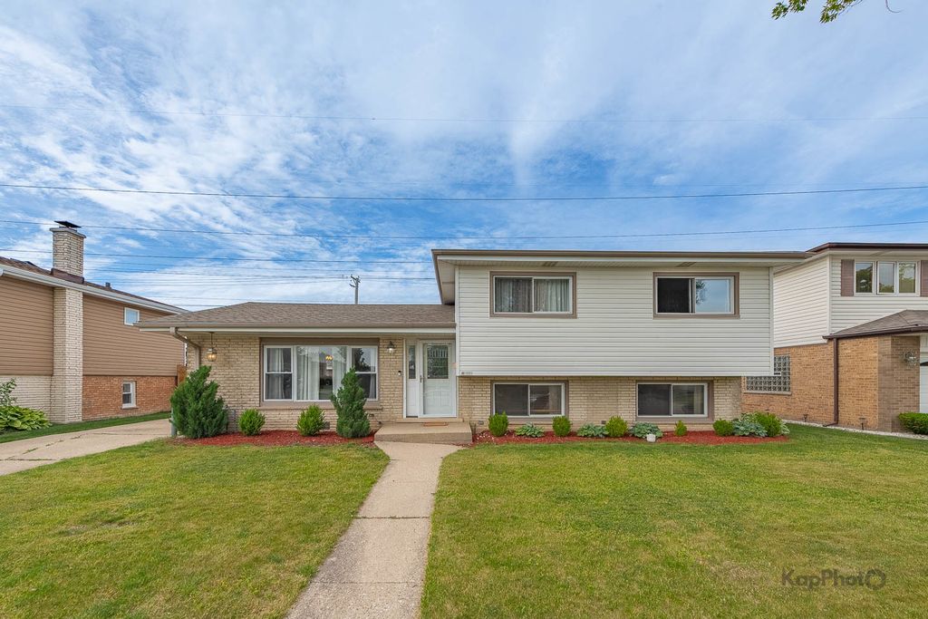 8142 W Lyons Street, Niles, IL 60714