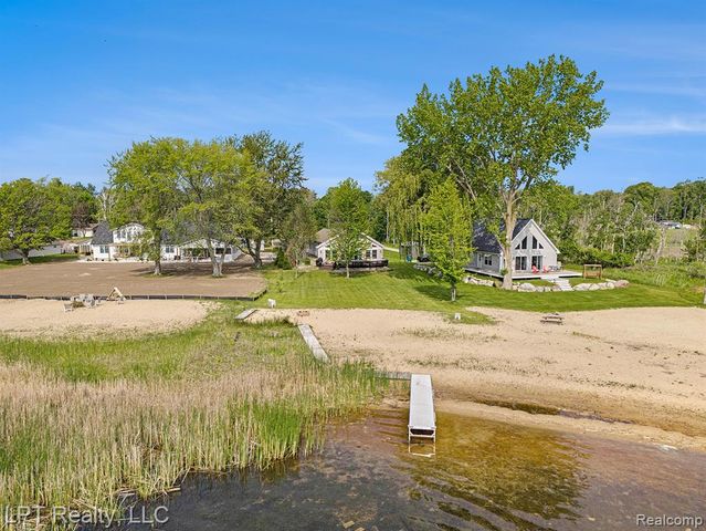 8721 Bayview Road, Onekama, MI 49675