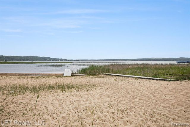 8721 Bayview Road, Onekama, MI 49675