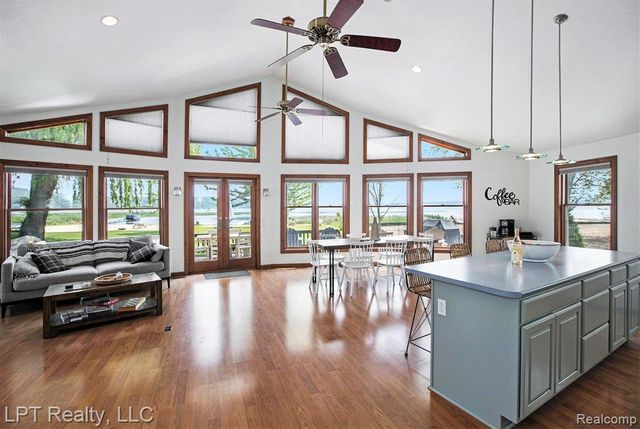 8721 Bayview Road, Onekama, MI 49675