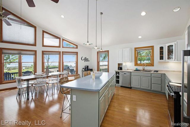 8721 Bayview Road, Onekama, MI 49675