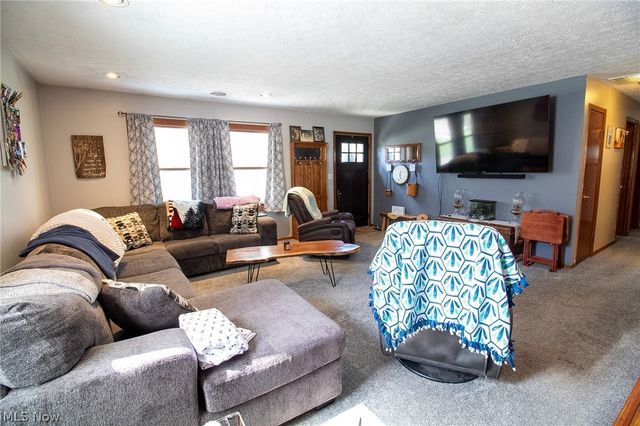 824 S Nearing Circle, Geneva, OH 44041
