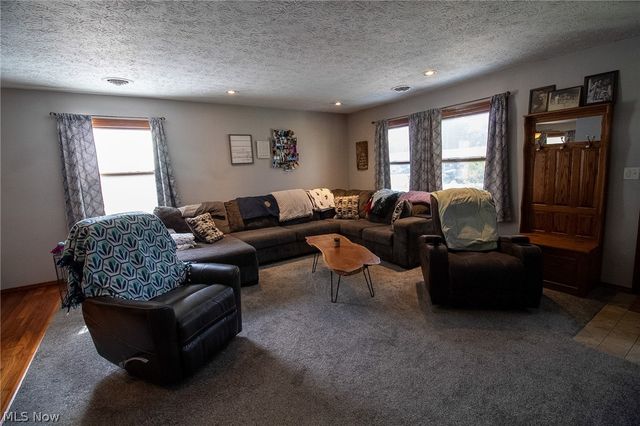 824 S Nearing Circle, Geneva, OH 44041