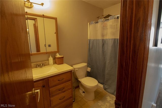 824 S Nearing Circle, Geneva, OH 44041